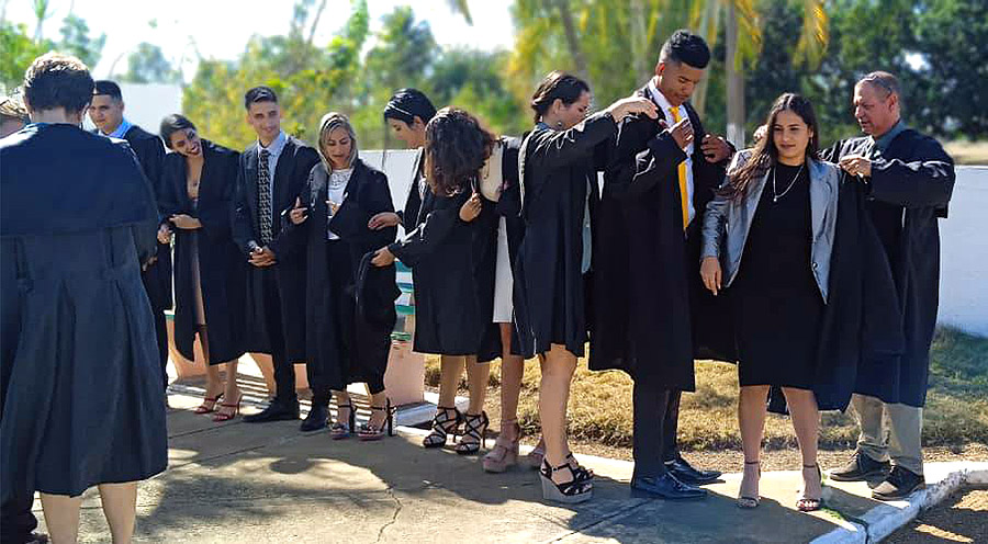 #TribunalesCubanos Hoy tuvo lugar la toma de posesión de nuevos jueces avileños, en actividad que tuvo como escenario la histórica Trocha atravesada por los mambises cubanos que integraban el ejército libertador en la segunda mitad del siglo antes pasado.