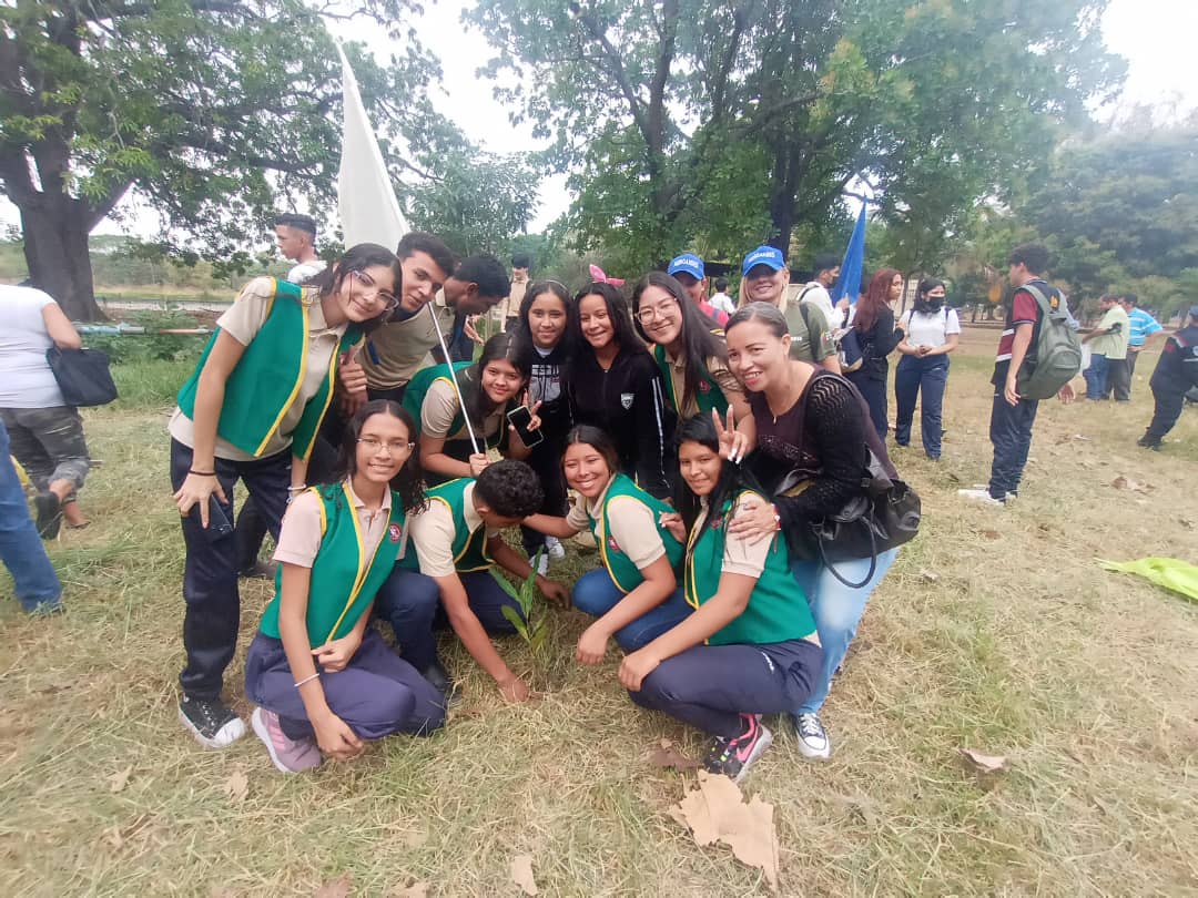 Entérate | Cumpliendo lineamientos del Pdte. <a href="/NicolasMaduro/">Nicolás Maduro</a>, #Barinas conmemoró los 10 años del cambio de paisaje del Cmdt. Hugo Chávez con la ejecución de siembras simbólicas, la juramentación de Brigadas Ecológicas Estudiantiles y Jornadas de Recolección de Semillas.