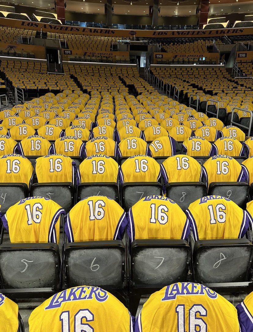 JaviRodriguezR_'s tweet photo. Así luce el Staples Center para la noche del 16 💛💜 @paugasol. https://t.co/zWrNIRIQY6