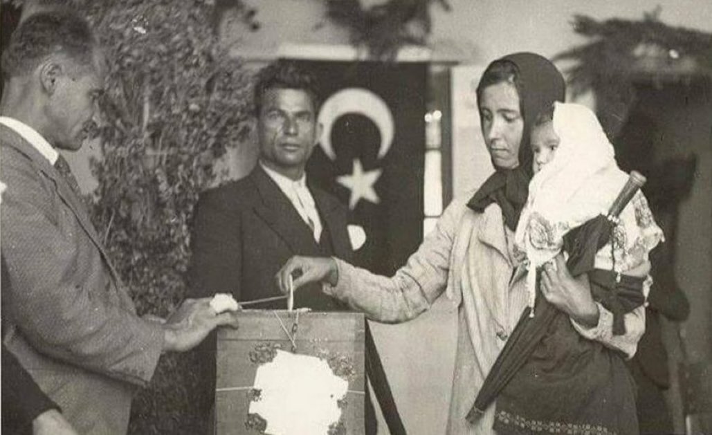 📸Türkiye'de kadınlar ilk kez oy kullanıyor.(Aydın, 1934)