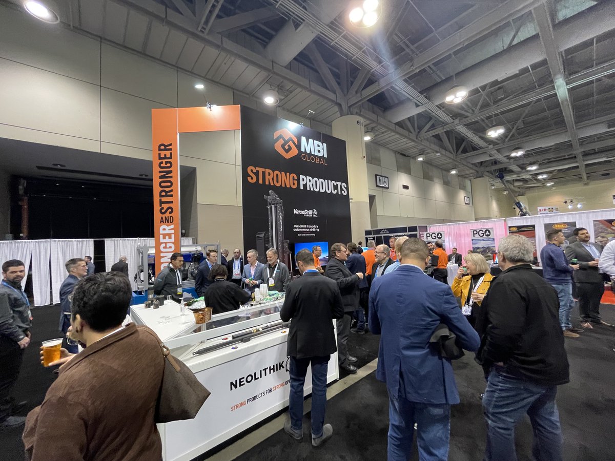 MBI_Global's tweet photo. 𝙏𝙤𝙪𝙟𝙤𝙪𝙧𝙨 𝙥𝙡𝙪𝙨 𝙛𝙤𝙧𝙩𝙨 au @the_PDAC! 
Nous sommes très fières d'avoir lancé la commercialisation de notre foreuse autonome, en votre présence! 
Venez découvrir la foreuse autonome au kiosque 𝟳𝟱𝟭! #PDAC2023 https://t.co/if9u96Xudz
