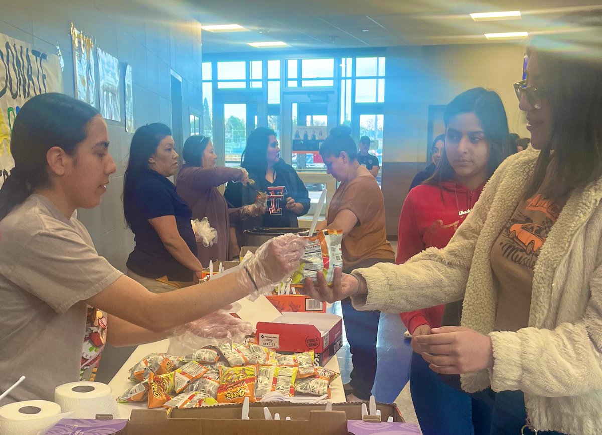 Hot Cheetos & cheese? Yes, please! Students were treated to a snack at the conclusion of the day. Your learning matters! 💙💛 #everydaymatters @YsletaISD @Btorres_EHS @mrmeastwood @Txchick92 @ZubiateSteve @EASTWOOD_GOLD