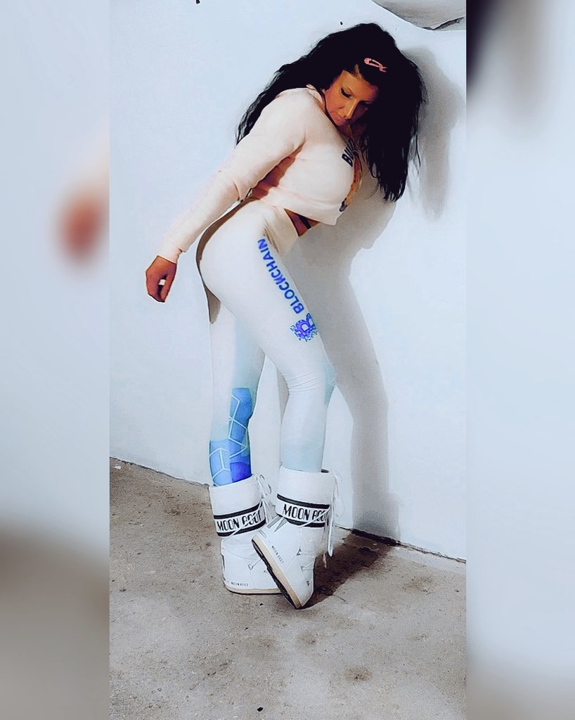 LadyBitcoin911's tweet photo. #cryptovibes #bitcoin 🎀

#moonboots #bitcoinbikini #bitcoinworldwide #bitcoingirl #bitcoinbabe #bitcointrade #bitcointrader #traderlifestyle #tradingview #technischeanalyse #technicalanalysis #bybit #tradinggirl #blockchain https://t.co/UrBPuWtt27