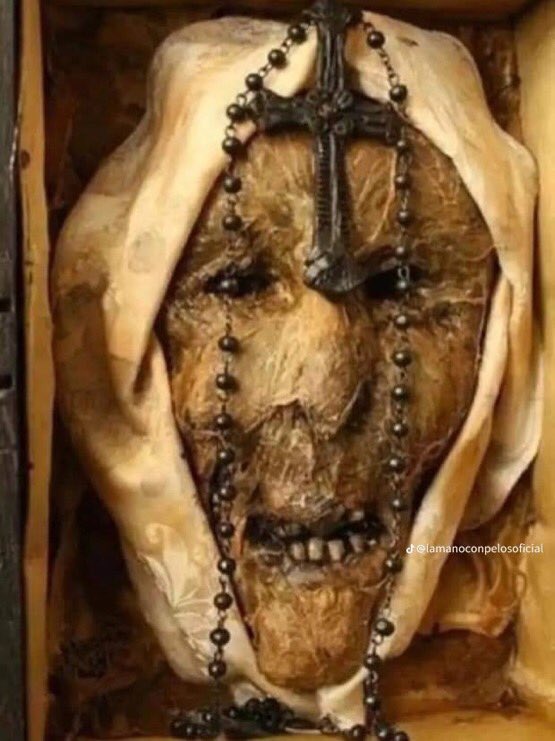 ¿Sabías que en el vaticano se encuentra resguardada la cabeza de una monja que presuntamente estaba endemoniada?  Aquí te dejo la historia detrás de ello 

Abro hilo 🧵
