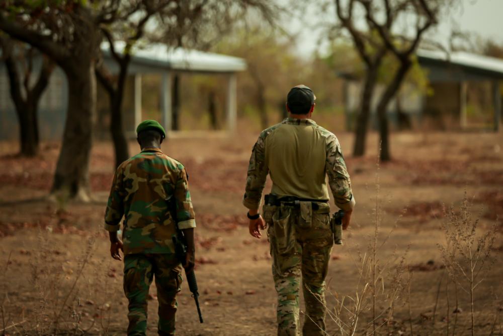 Partnership 🤝 A 3rd Group Green Beret and a Ghanaian Soldier discuss tactics during a training event at the Flintlock 2023 exercise in Daboya, Ghana on March 2, 2023. (Photo by SPC Raymon Tibbs) #DOL