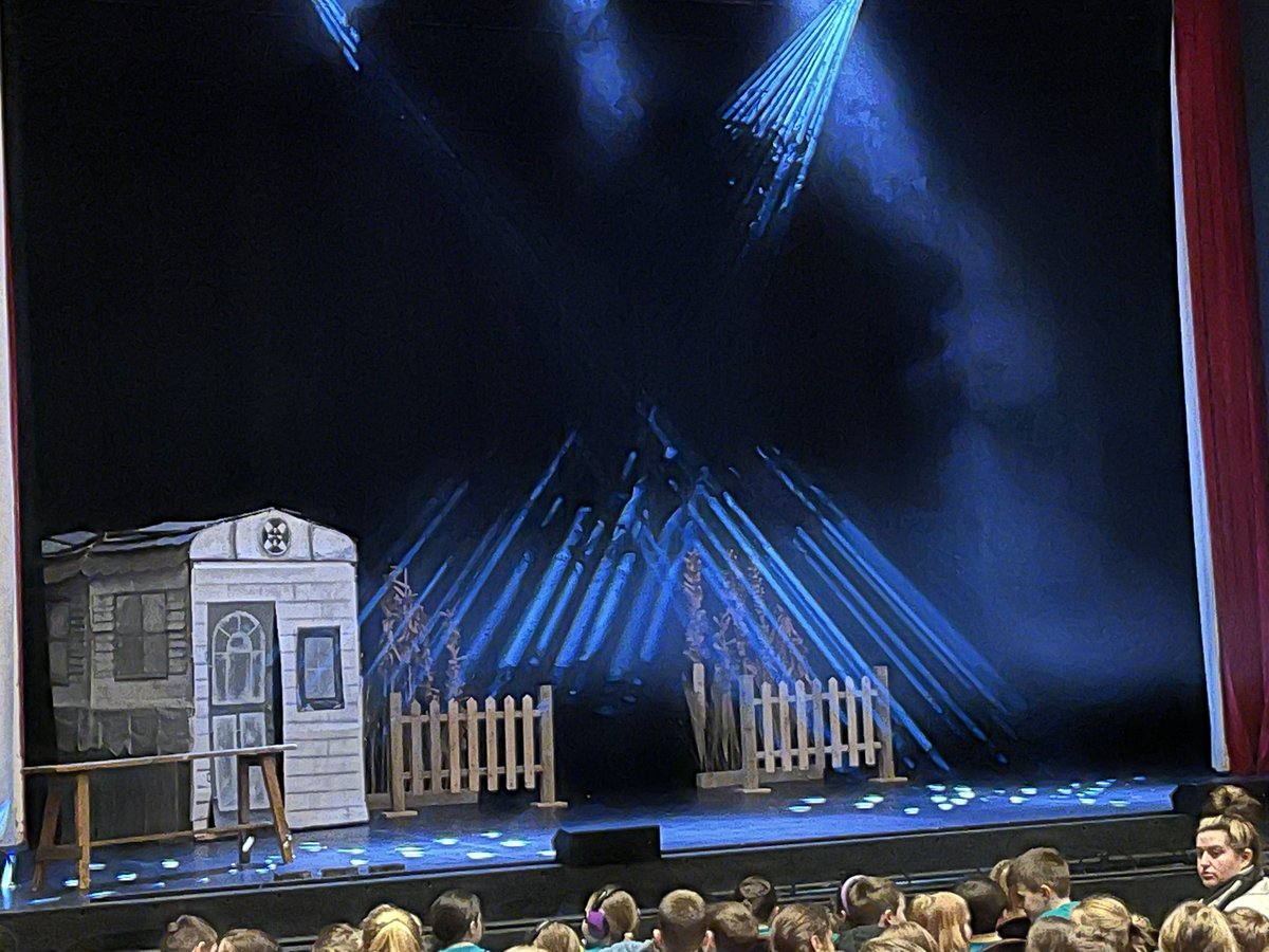 AberdareSchool's tweet photo. Huge congratulations to all involved in tonight's outstanding performance of The Wizard of Oz. A standing ovation on opening night was well deserved. See you all again tomorrow night! 👠🧹#thewizardofoz  #followtheyellowbrickroad #Toto https://t.co/W09yJ5aRQh