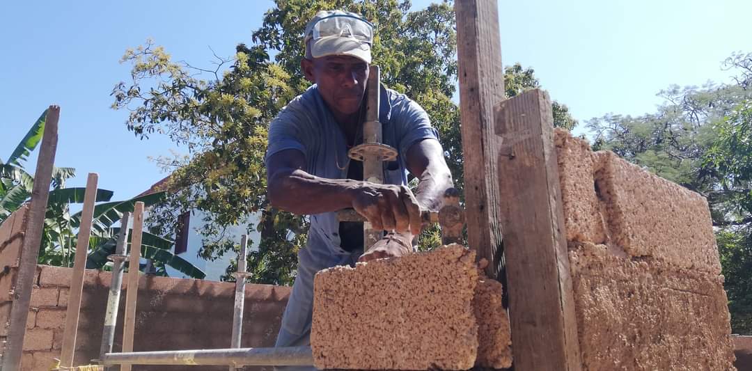 SuselyMorfaG's tweet photo. A pesar de los contratiempos con la madera para avanzar en el área principal del palacio de Pioneros de Cárdenas se trabaja en varios frentes en esta importante inversión del sector educacional. Se labora ya en casi todos los objetivos periféricos d la obra. #MatancerosEnVictoria https://t.co/lagfscUEtJ