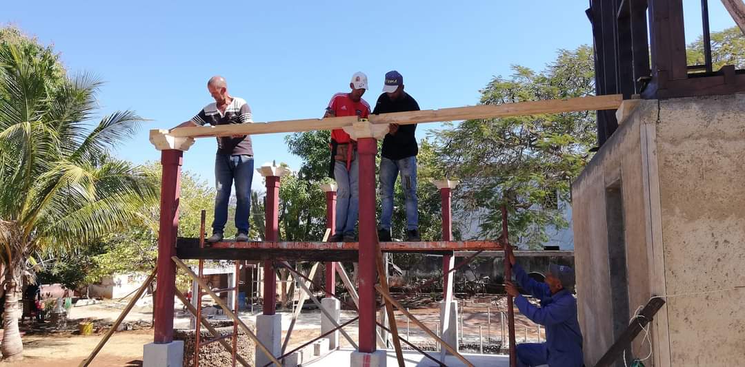 SuselyMorfaG's tweet photo. A pesar de los contratiempos con la madera para avanzar en el área principal del palacio de Pioneros de Cárdenas se trabaja en varios frentes en esta importante inversión del sector educacional. Se labora ya en casi todos los objetivos periféricos d la obra. #MatancerosEnVictoria https://t.co/lagfscUEtJ