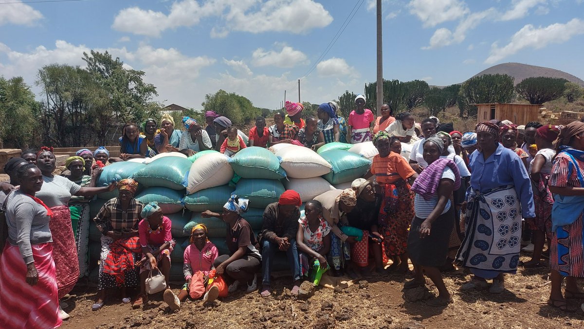 fhfcanada's tweet photo. When we were in Kenya recently many of our partners who lived in the drier areas did not have basic food. Farmers Helping Farmers responded by supplying maize to the 280 members of 8 women’s groups. This was funded from the General Donations to the 2022 Holiday Campaign. Asante!! https://t.co/sVScW2Kanv