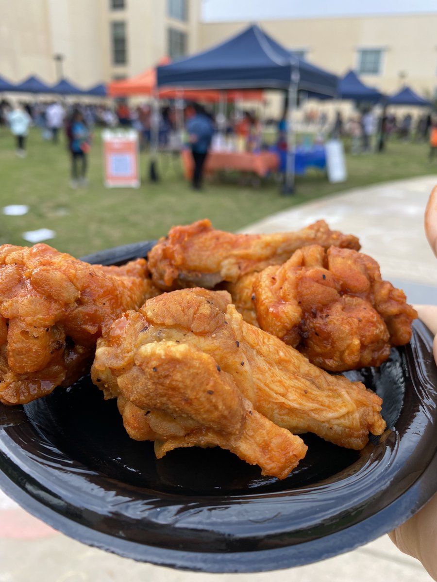 UTSA's tweet image. Rowdy Wing Fling is underway at the Student Union Lawn! Swing by for free food, mocktails, giveaways and more 🧡 💙  Don&apos;t the wings look delicious?!

#UTSA #SafeSpringBreak