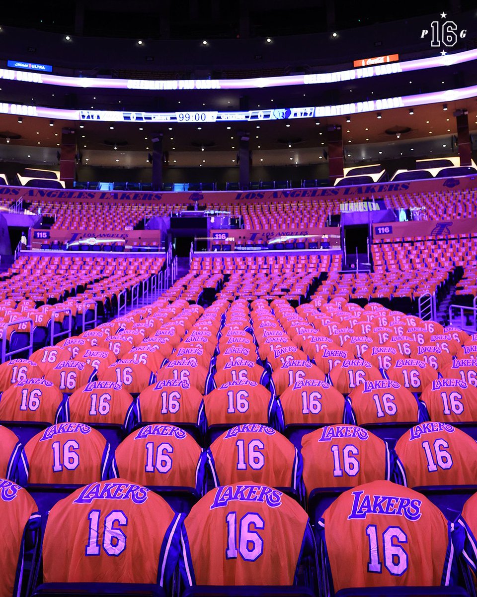 Lakers's tweet photo. Scene is set.

#GraciasPau https://t.co/ozJra8f791