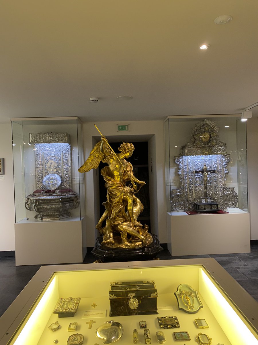 _alvarorodrigo's tweet photo. Después visitamos el museo, maravillosamente gestionado por #Carmus de verdad que es imposible transmitir el patrimonio que guarda dicho convento, con un sin fin de donaciones de miles de devotos durante todo este tiempo.
⬇️ https://t.co/jVe4S4YSFt