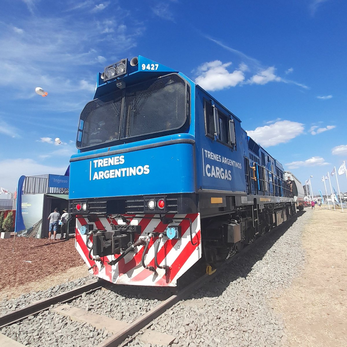 Jota Leonetti | Transito 🚘 (@jotaleonetti) on Twitter photo #TRENES PARA EL AGRO 🚂🌾
En 2021 y 2022 <a href="/TACargas/">Trenes Argentinos Cargas</a> superó las 8 millones de toneladas transportadas (récord histórico): 57% más respecto a 2019.
Por eso, la operadora estatal de cargas de <a href="/TrenesArg/">Trenes Argentinos</a> está en <a href="/Expoagrocom/">Expoagro</a> buscando nuevos clientes. #TRENES PARA EL AGRO 🚂🌾
En 2021 y 2022 <a href="/TACargas/">Trenes Argentinos Cargas</a> superó las 8 millones de toneladas transportadas (récord histórico): 57% más respecto a 2019.
Por eso, la operadora estatal de cargas de <a href="/TrenesArg/">Trenes Argentinos</a> está en <a href="/Expoagrocom/">Expoagro</a> buscando nuevos clientes.