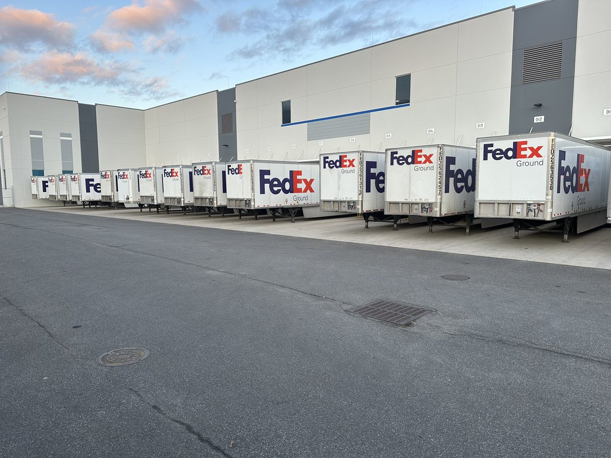 CesarJrUSA's tweet photo. @chrisxmunn @gregkaplan_68 Yes that was trucked since it appears to be FedEx Ground. This is why it’s profitable. Every single one of these trailers are switched every 2-3 hours from noon to midnight. This is one hub out of thousands around the country. https://t.co/V35PP2K9kL