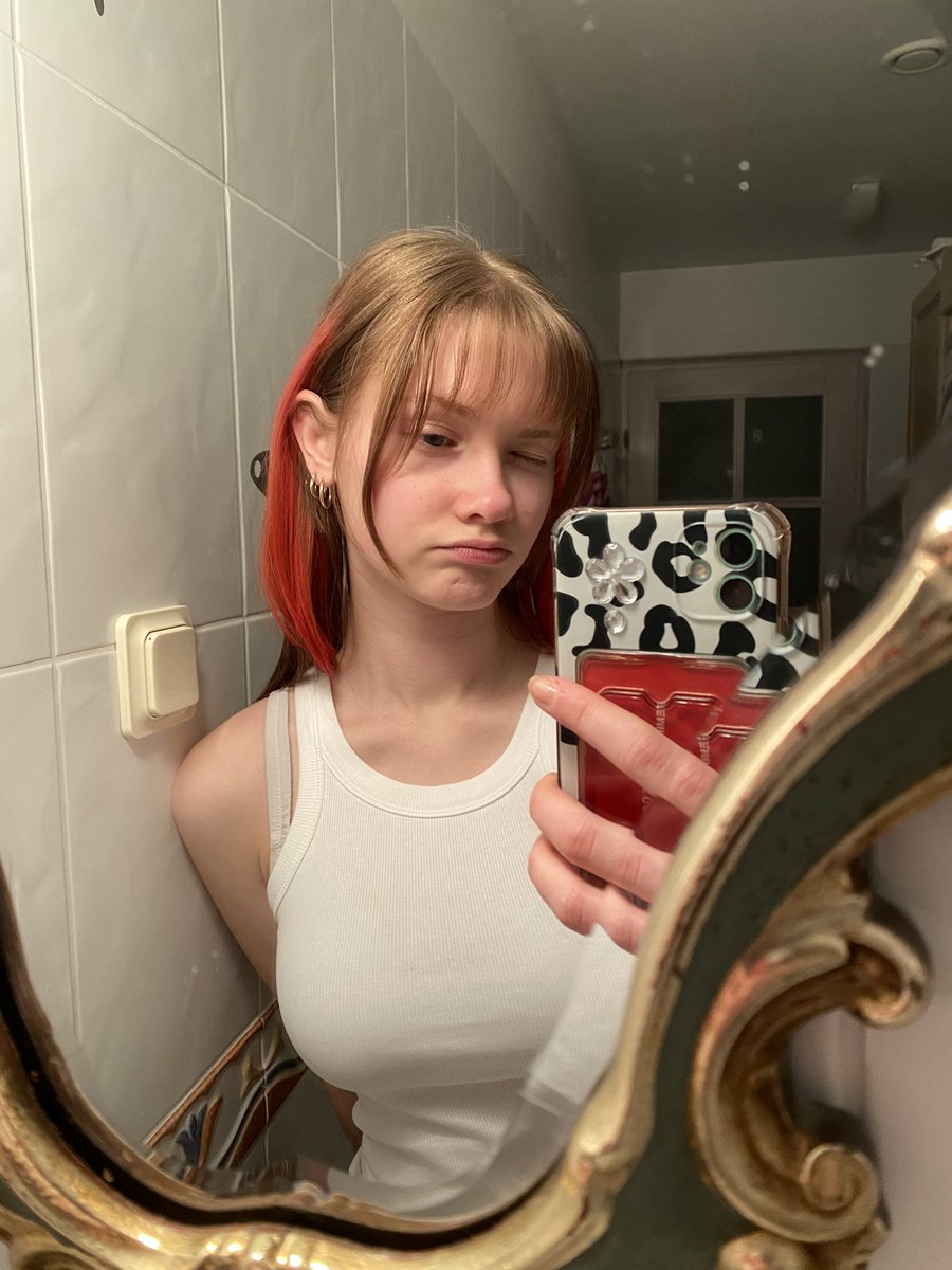 jjakebff's tweet photo. posting myself because i finally dont care now that im 18 !!! also i love my bangs https://t.co/rpSVU133Ex