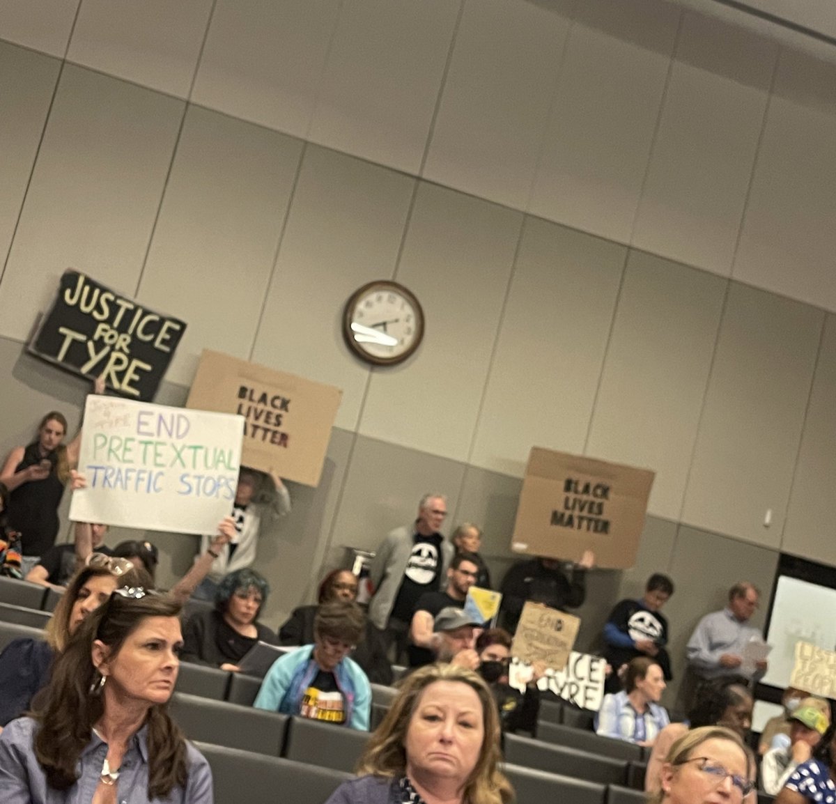 Amberisms_'s tweet photo. We not letting up! We’re in here deep and ready to give public comment in favor of our ordinances. #CityCouncilwatch https://t.co/gmnSHaW4VJ