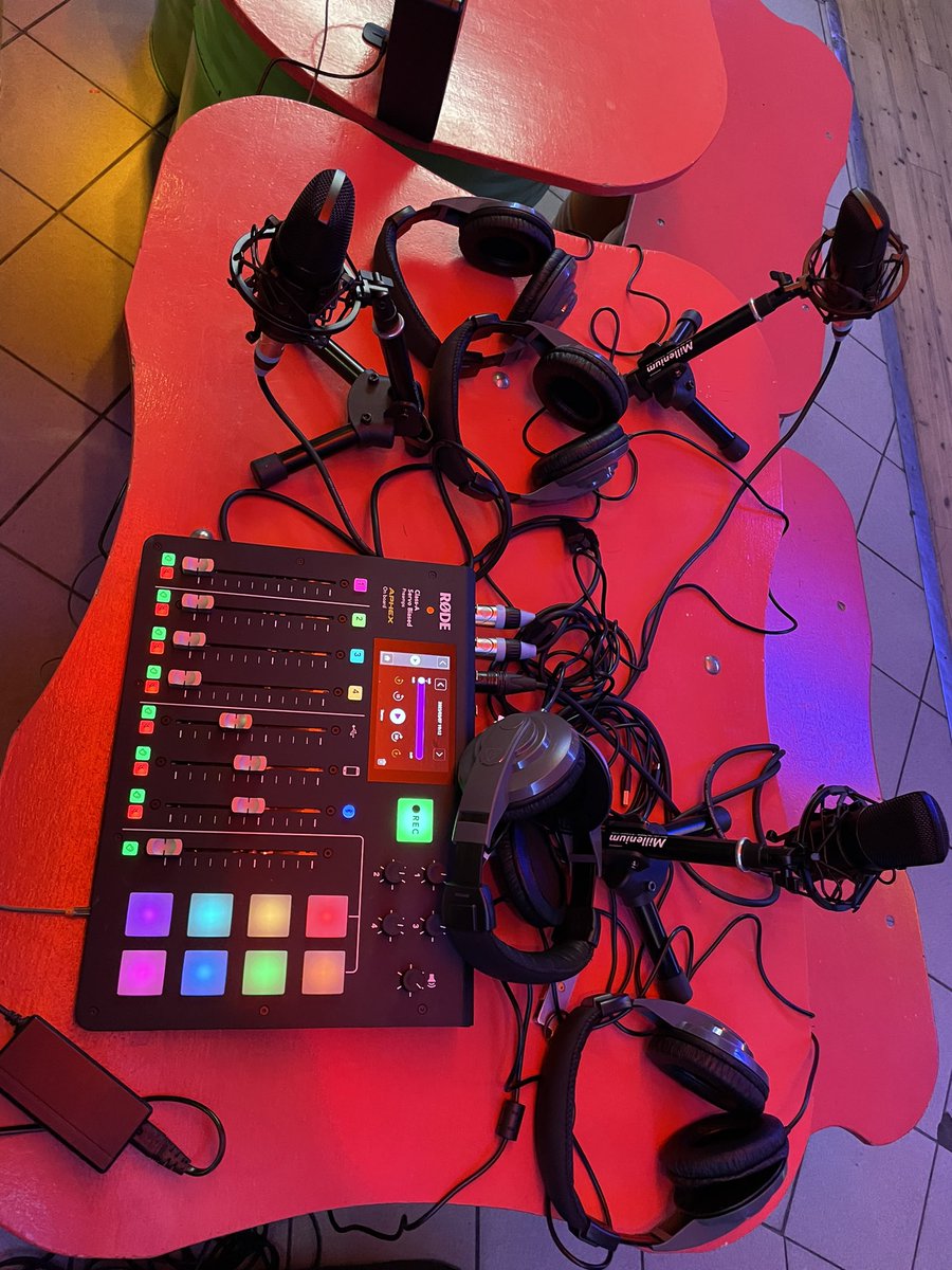 Des nouvelles des 3ème à la capitale etab.ac-poitiers.fr/coll-louis-mer… première émission WebRadio de <a href="/LouisMerle79/">Collège Louis Merle</a> 
<a href="/DSDEN79/">DSDEN Deux-Sèvres</a> <a href="/Shoah_Memorial/">Mémorial de la Shoah</a> <a href="/acpoitiers/">Académie de Poitiers</a> <a href="/MathiasCharton/">Charton Mathias</a> 
Votre serviteur aux manettes et les élèves en tant que présentateurs et animateurs.