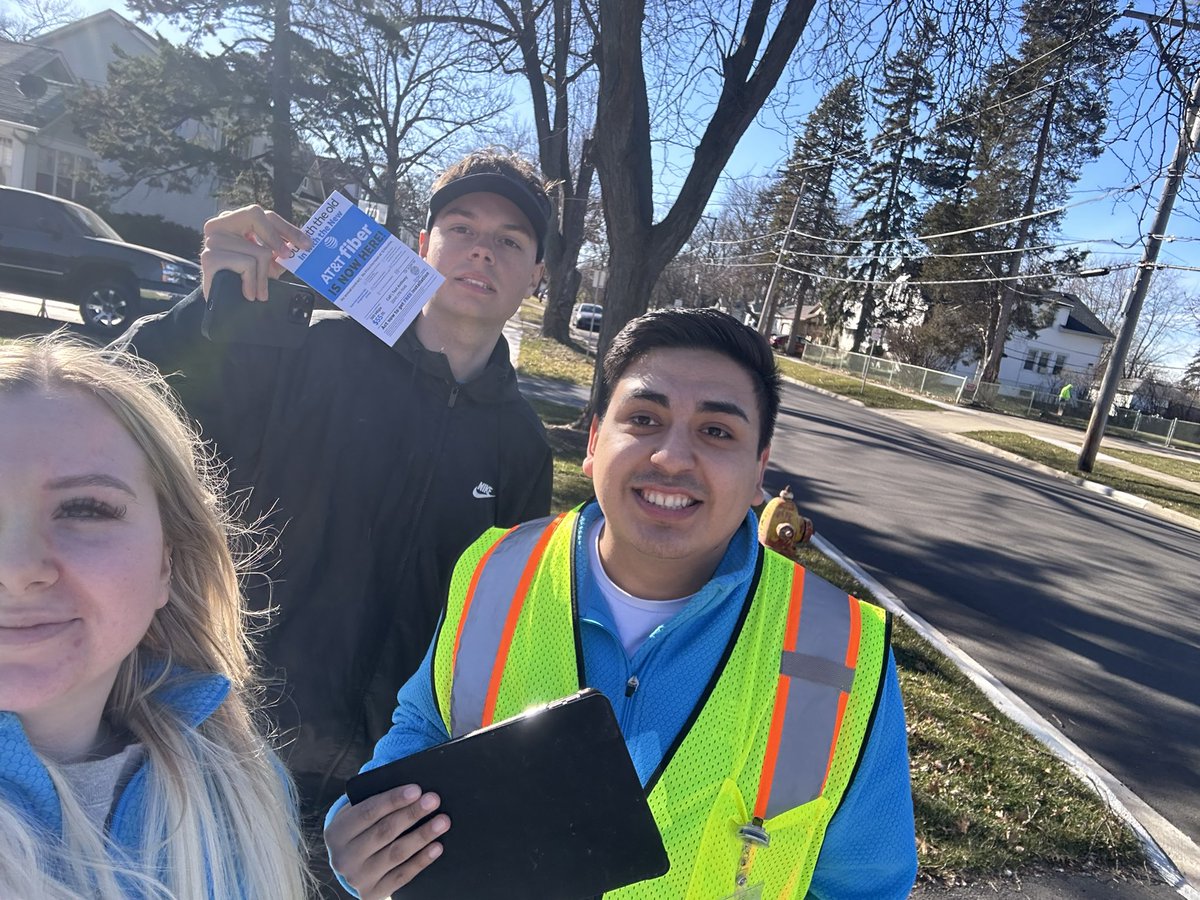 Out in Villa Park! Letting everyone know about fiber! @FiberTeamKevin @FlagshipAnthony @kpflagship @LorenMiller2004 @BrianWest_GLM #fiber #lifeatatt #ATT