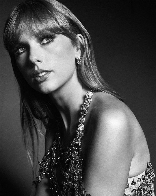 SADLYSWIFT's tweet photo. Taylor Swift photographed by Sebastian Kim for Vanity Fair Toronto International Film Festival in 2022 #TSTheErasTour https://t.co/OjncApTzKi