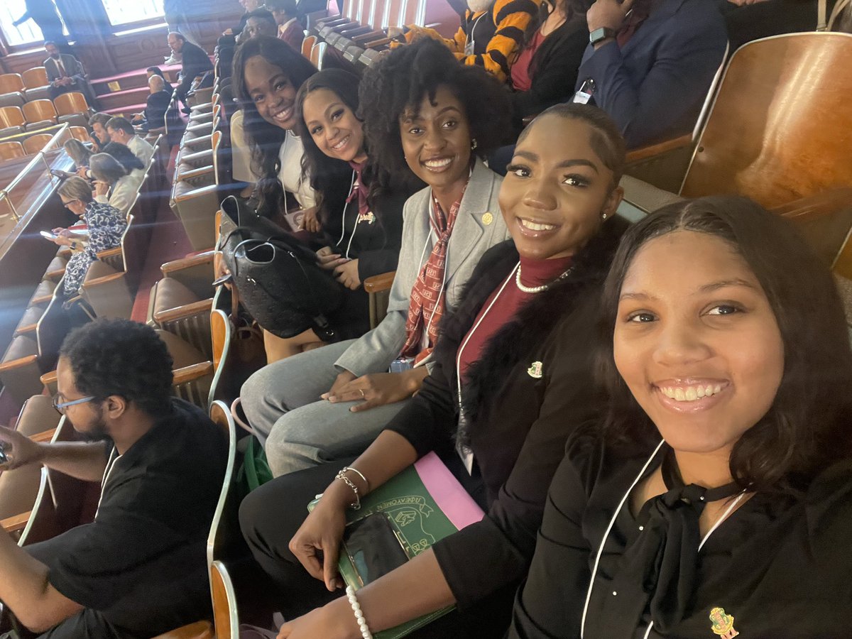 KamryneA's tweet photo. We heard it was also AKA Day at the Capital? 👀💕💚 Me &amp; my girLS had a blast meeting Texas State Representative for House District 147 Jolanda Jones &amp; our South Central Regional Director Joya T. Hayes and PLENTY other wonderful women of Alpha Kappa Alpha ! https://t.co/wnHYsszSbq