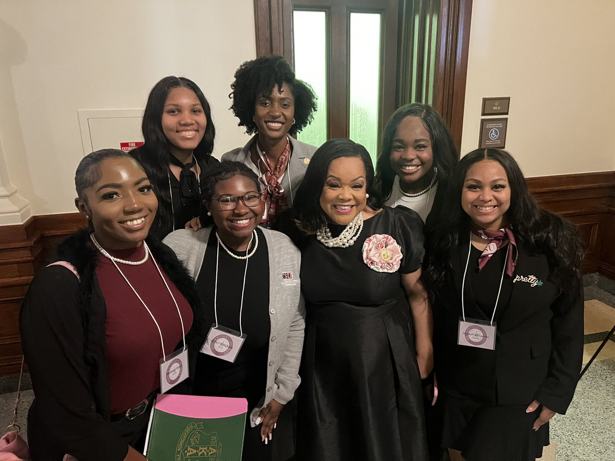 KamryneA's tweet photo. We heard it was also AKA Day at the Capital? 👀💕💚 Me &amp; my girLS had a blast meeting Texas State Representative for House District 147 Jolanda Jones &amp; our South Central Regional Director Joya T. Hayes and PLENTY other wonderful women of Alpha Kappa Alpha ! https://t.co/wnHYsszSbq