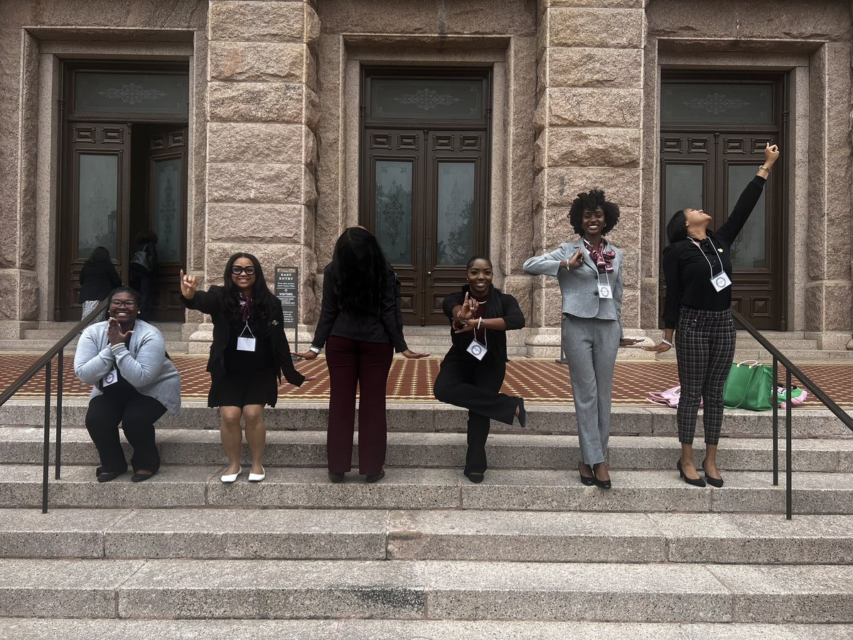 KamryneA's tweet photo. We heard it was also AKA Day at the Capital? 👀💕💚 Me &amp; my girLS had a blast meeting Texas State Representative for House District 147 Jolanda Jones &amp; our South Central Regional Director Joya T. Hayes and PLENTY other wonderful women of Alpha Kappa Alpha ! https://t.co/wnHYsszSbq