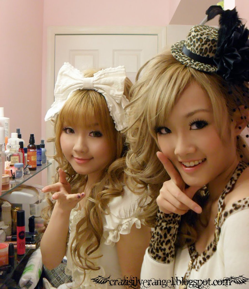 ohmigal's tweet photo. helena &amp; viki https://t.co/bbdRvODptZ