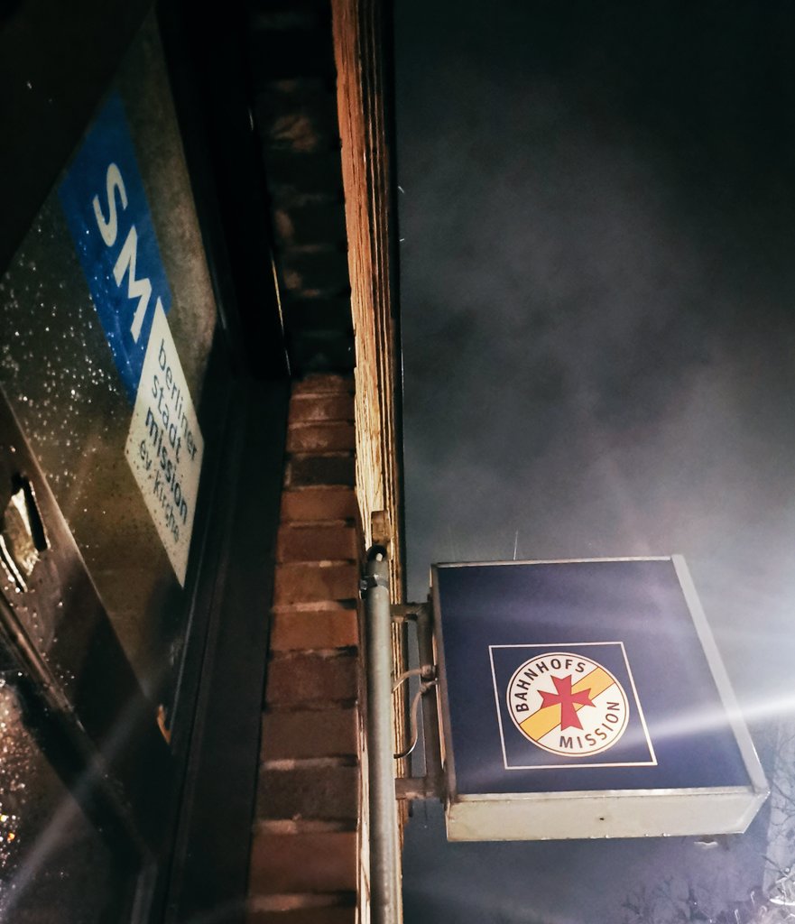 Kälte u. Nässe werfen ihre eisige Decke über Menschen in #Berlin  Lebensgefährlich für alle, die kein zu Hause haben. #Obdachlos bedeutet: Kälte, Hunger, Sorgen gehen unter die Haut. Hinzu kommen Ablehnung u. Unverständnis der Mitmenschen. Bleibt aufmerksam. #gemeinsamgehtsbesser