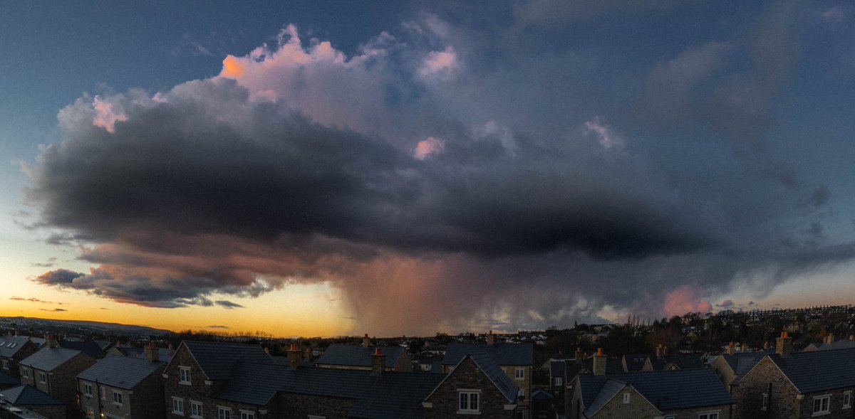 PhotoBirchall's tweet photo. Crazy skies over #yeadon tonight #bbcweather https://t.co/9Ar2SRzxlJ