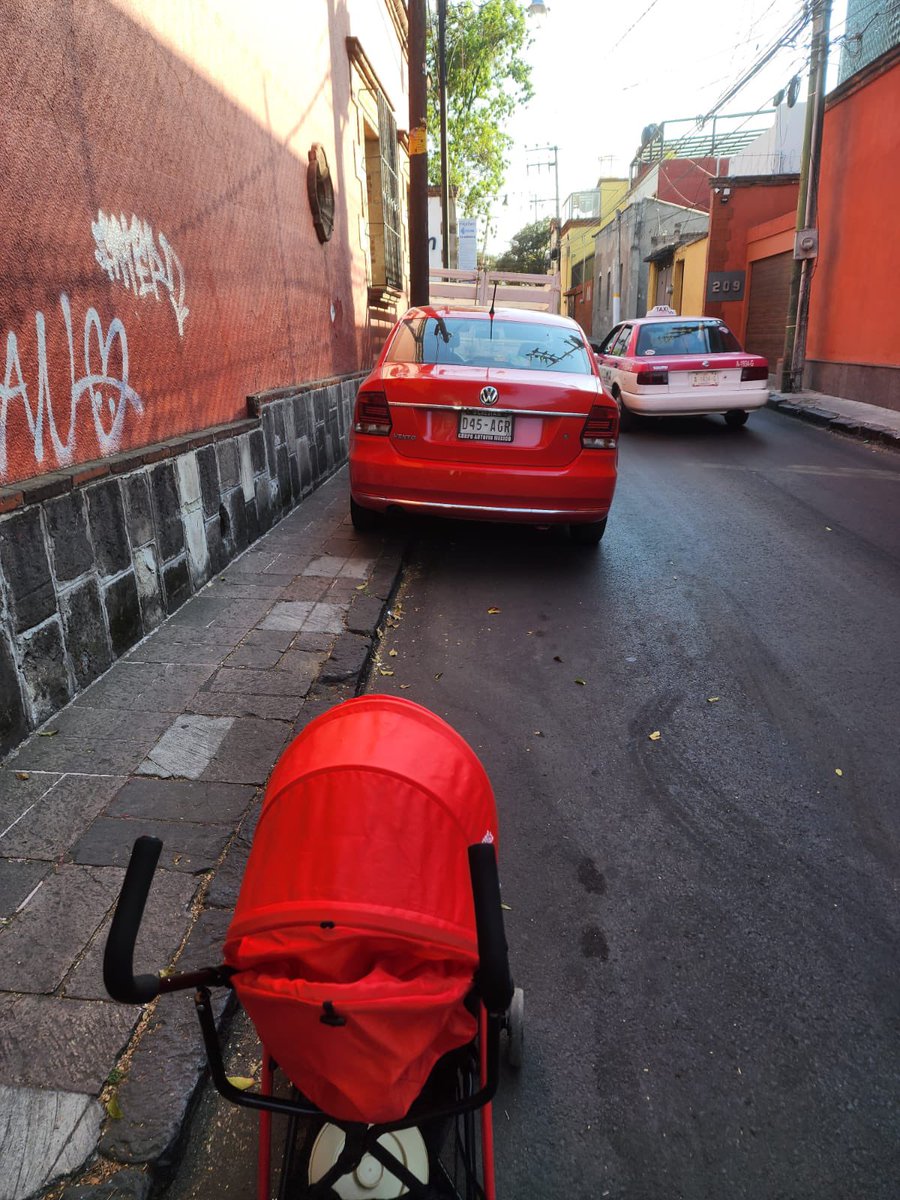 jmrm_77's tweet photo. Así las cosas sobre Juárez, entre Xocotla y Chilapa, llegando a mexfam, en el centro de Tlalpan, y los peatones, ¿por dónde caminamos? @Claudiashein @alfagonzalezm @TlalpanVecinos @OVIALCDMX @SSC_CDMX https://t.co/PoEKyvKvei