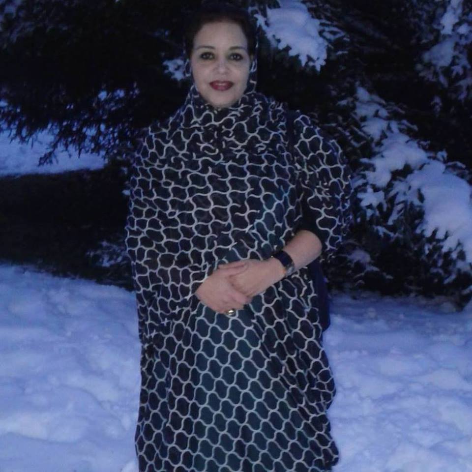 🪡
Shaaya Azman Ahmed Zain.

 Nació en la ciudad costera de Dajla en 1957.
A los 18 años, cursó sus estudios de enfermería en la misma ciudad...
⬇️