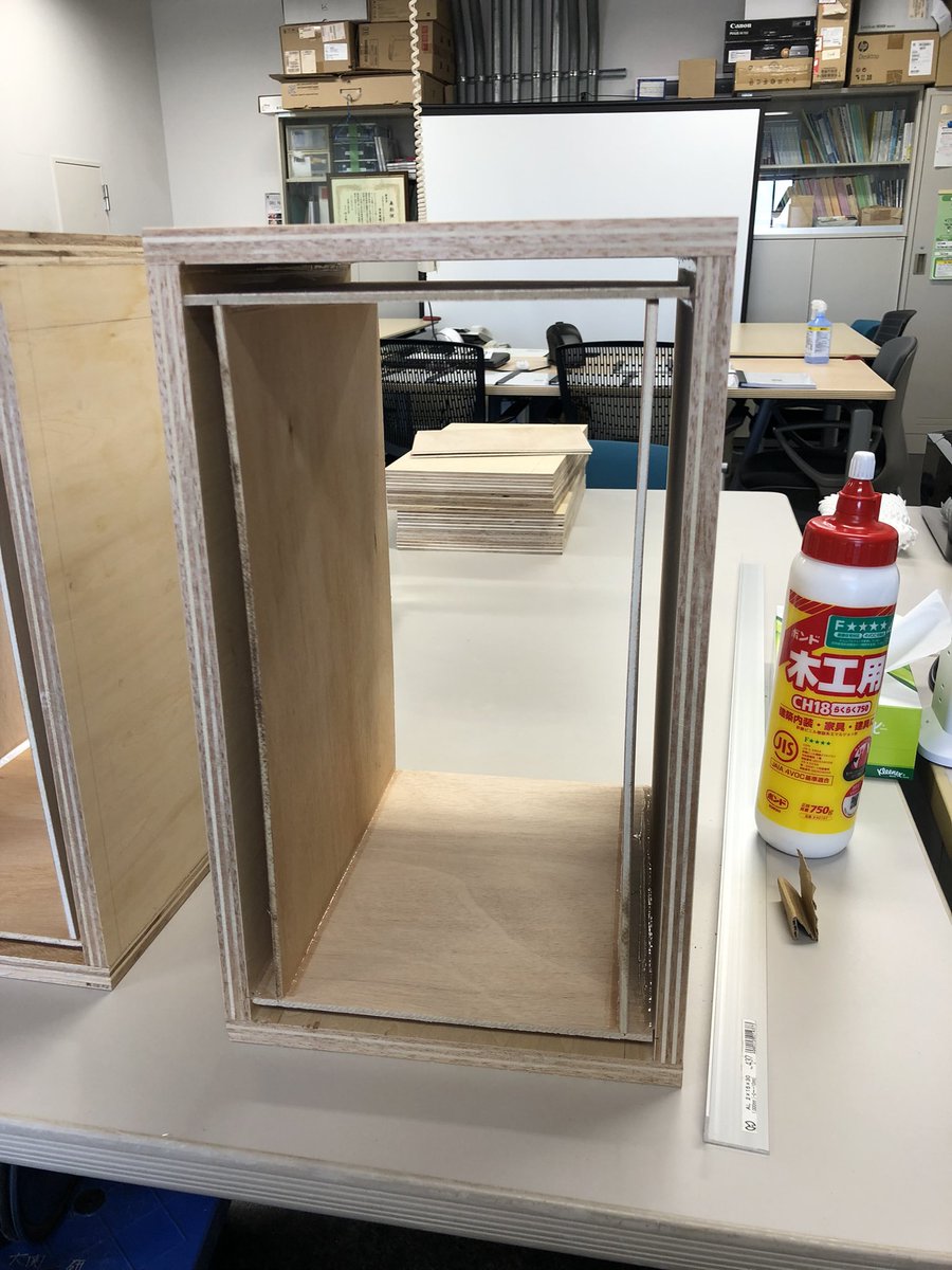 SITAUDIO127's tweet photo. 昨年から持ち越していたスピーカー製作、とりあえず枠組みは完成させました
この隙間は何でしょうね🤔 https://t.co/apVduQ090B