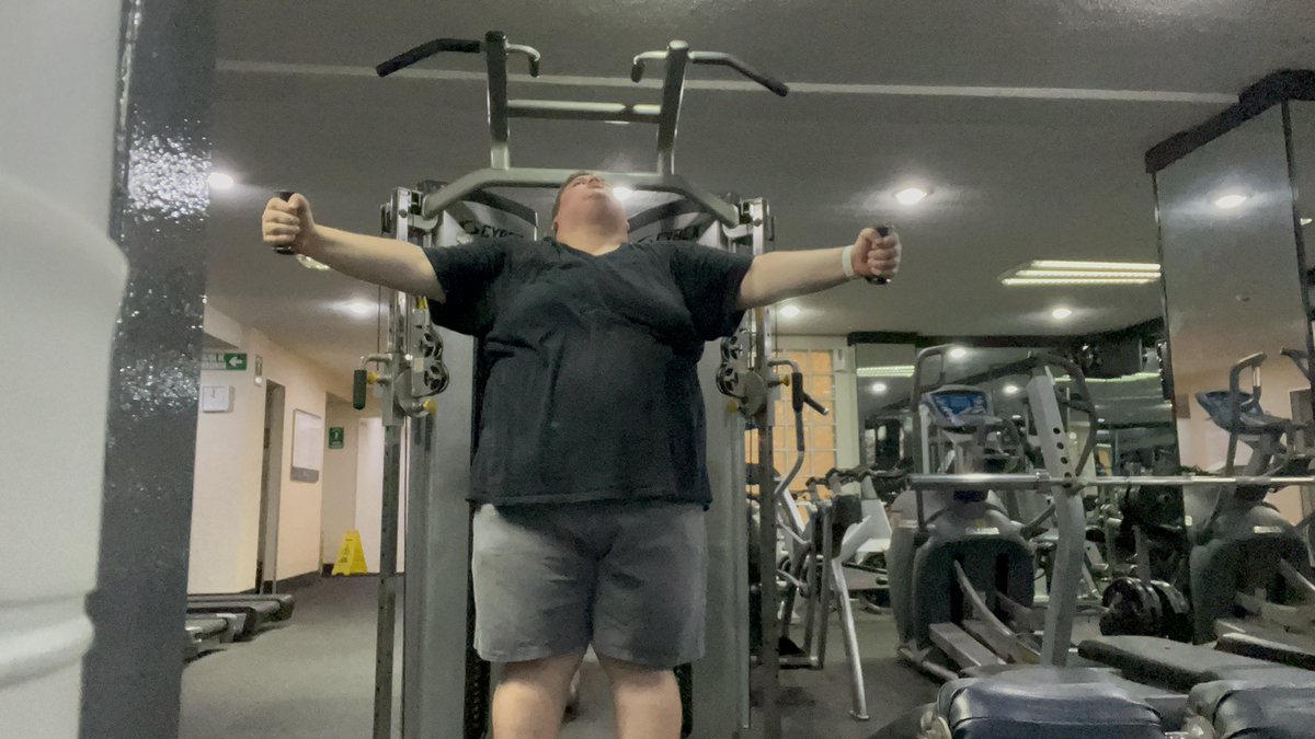 Hace años yo no iba al gym porque no me gustaba estar alzando peso, pero ahora que sé lo que es uno de los dolores más feos, ahora el gym y el dolor no es absolutamente nada y me recuerda lo rico que es ir y cuidarme. Día 2 pero llevo 2 meses en la vida fit.