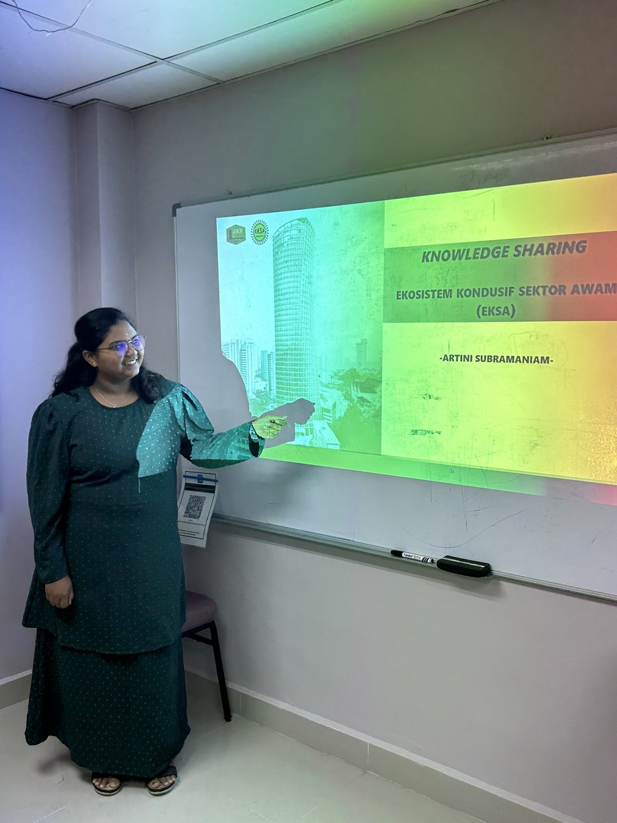 NegeriPpp's tweet photo. “If you have knowledge, let others light candle in it” - Margaret Fuller
Knowledge sharing session on 3.3.2023
1. Zurhafiz - Cube Test
2. Nur Atiqah - Concrete Technology: Self Healing Concrete using Bacteria/Bio-concrete
3. Artini - Ekosistem Kondusif Sektor Awam (EKSA)
#pppns https://t.co/09wlAzeqqz