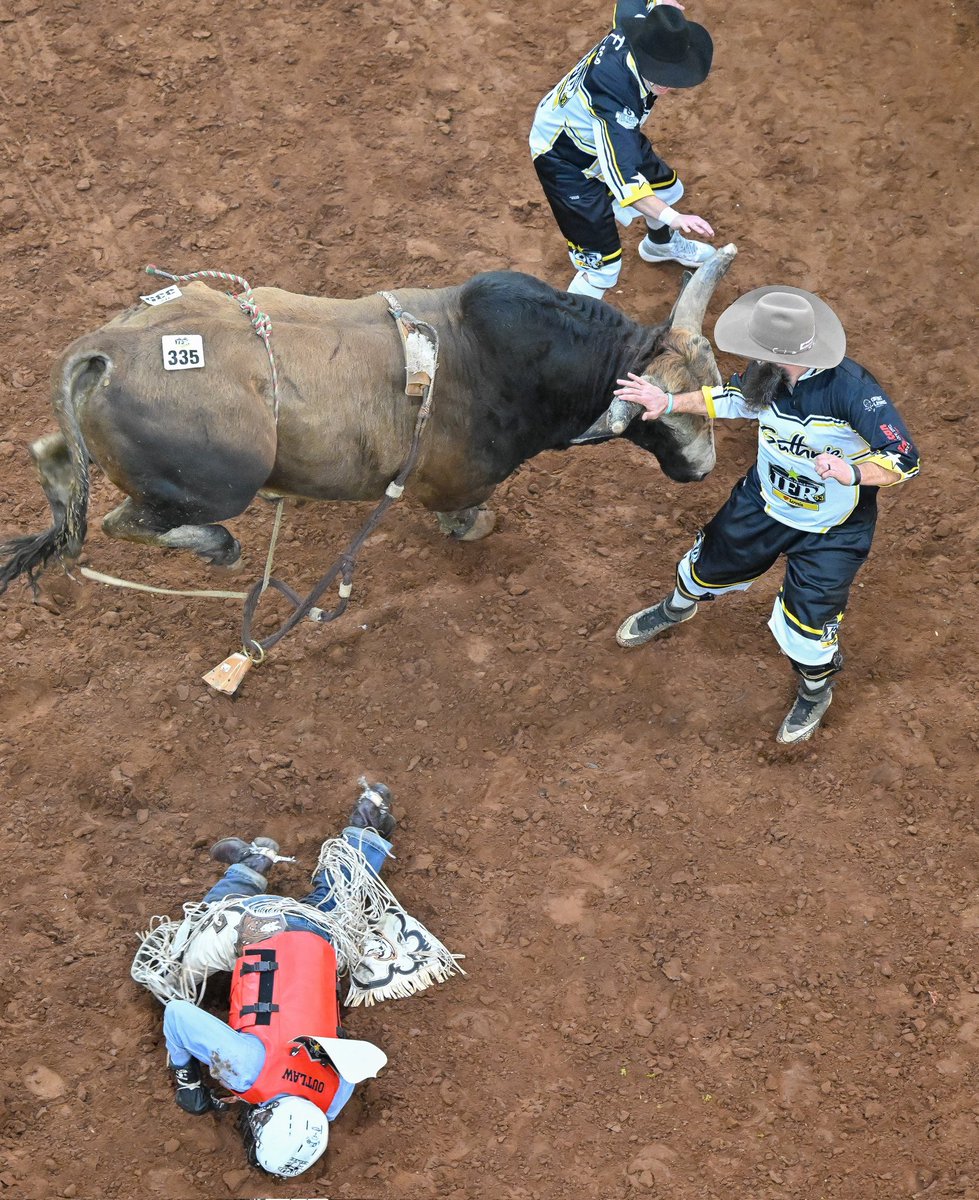 mark_weber1105's tweet photo. Sometimes it's like standing on a street corner, waiting for a wreck to happen.   - Rob Smets 

📸 - @870Sports 

#bullfighter #bullriding #rodeo #bullfighting #strivetobeyourbest #americanhatcompany #holycowleather #onpointylanyard #championlivingfitness https://t.co/ln4uMJMBjI