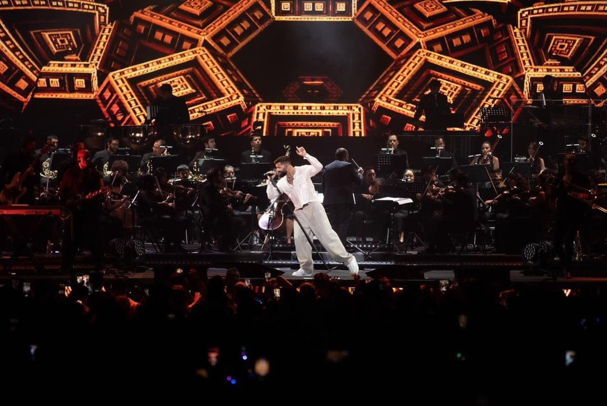 ricky_martin's tweet photo. Primera noche en Santiago! Mañana vamos por más. Gracias por tu fuerza. Siento tanto cada vez que estoy frente a ustedes. #sinfónico #Chile
.
📷: @Leandrovco https://t.co/W3K94YdbTu