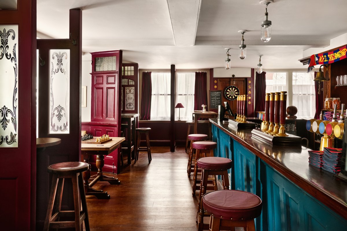 thrivepr's tweet image. Streaming Season 3 of #TedLasso on Apple TV Plus from Coach Lasso’s favourite pub sounds like an *exceptionally* good time.

Host @AnnetteBadland1 has partnered with @Airbnb to list The Crown &amp;amp; Anchor pub, so fans can enjoy an overnight stay at the historic spot.

#airbnb