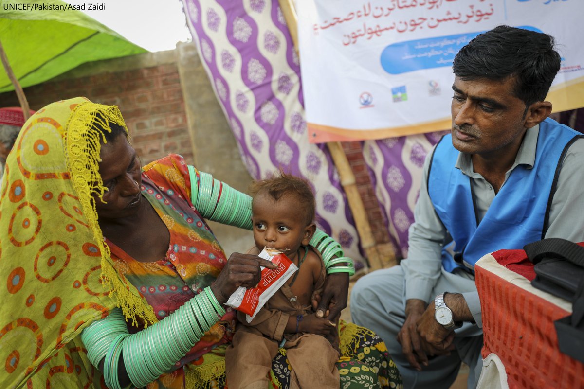 UNICEF_Pakistan's tweet photo. ننہا تیرتھ جب سندھ کے ضلع عمر کوٹ میں یونیسف کے ہیلتھ کیمپ آیا تو یہ شدید غذائی قلت کا شکار تھا اور ڈاکٹرز  نے اس کا علاج کیا۔ تیرتھ کا شمار ان 10 لاکھ سے زائد سیلاب متاثرہ بچوں میں ہوتا ہے جن کا پچھلے 6 ماہ کے دوران یونیسف کے ہیلتھ کیمپس میں غذائی قلت کے لئے معائنہ کیا گیا۔ https://t.co/AS4TgjuFLr