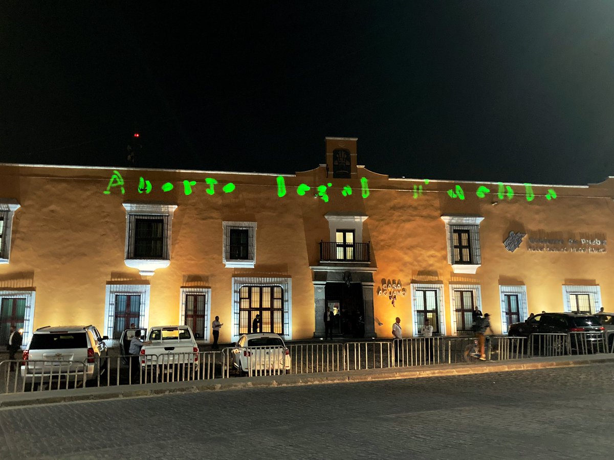 dannychazari's tweet photo. 🟢 Feministas proyectan mensajes en distintos edificios del centro histórico para exigir la despenalización del aborto en Puebla 📸 https://t.co/inwJEJTs7w