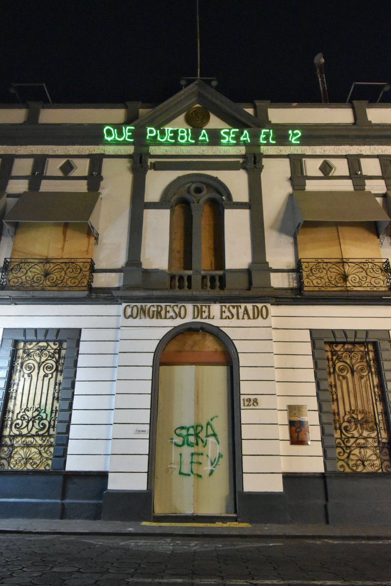 dannychazari's tweet photo. 🟢 Feministas proyectan mensajes en distintos edificios del centro histórico para exigir la despenalización del aborto en Puebla 📸 https://t.co/inwJEJTs7w