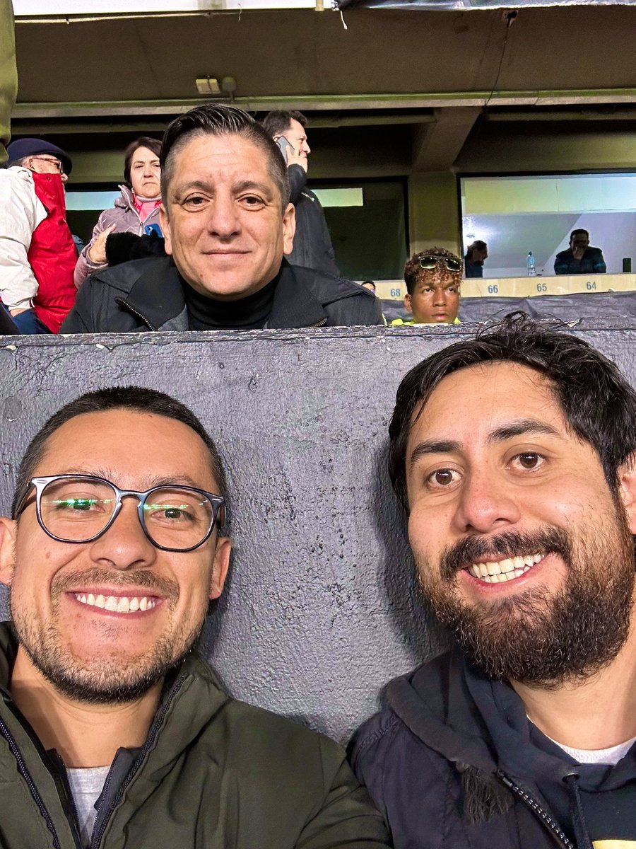 oscarcortes25's tweet photo. Nos encontramos con una de las figuras más grandes de Liga. Por su historia, sus momentos claves y los huevos que puso en la cancha cuando éramos apenas unos guambras. ¡Gracias Piojo! Lo que nos hiciste gritar jugando al fútbol, Dios mío. Eres un puto crack @piojomanso21 https://t.co/Tv4vkyhBxJ