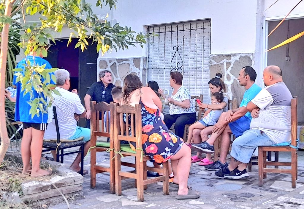 BeronTaxi's tweet photo. #MATEAMOS🧉 junto a los vecino/as del #Barrio de #LosHornos, hablamos de todo 😊👍 y compartimos una linda tarde, también llevamos kits de #ÚtilesEscolares para las familias 👨‍👩‍👧‍👧
#juliogarro2023 
#casadelpuebloperonista https://t.co/SQYR21VkuR