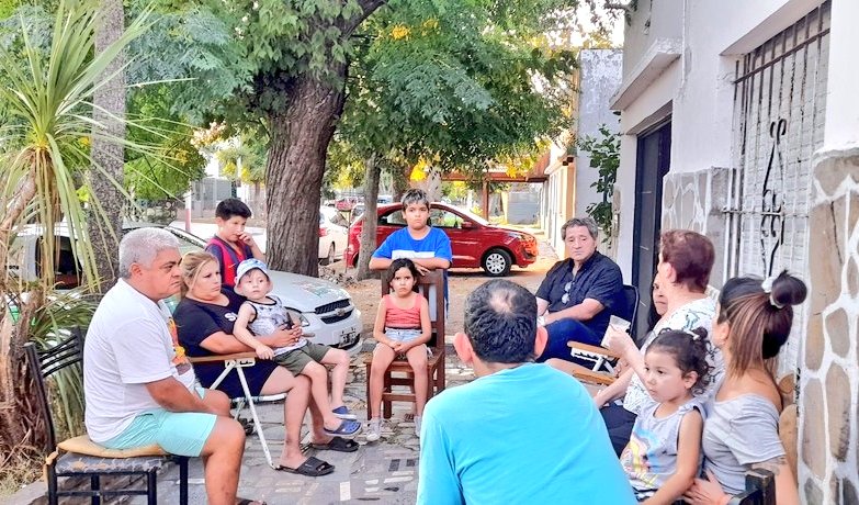 BeronTaxi's tweet photo. #MATEAMOS🧉 junto a los vecino/as del #Barrio de #LosHornos, hablamos de todo 😊👍 y compartimos una linda tarde, también llevamos kits de #ÚtilesEscolares para las familias 👨‍👩‍👧‍👧
#juliogarro2023 
#casadelpuebloperonista https://t.co/SQYR21VkuR