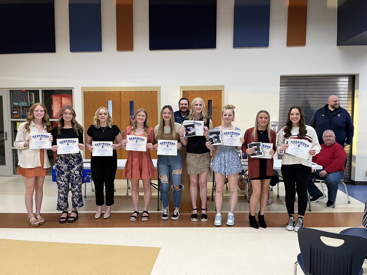 EdgeGirlsBBall's tweet photo. Banquet night!  JV &amp; Varsity teams and our award winners ❤️ https://t.co/2ppn4bSN4g