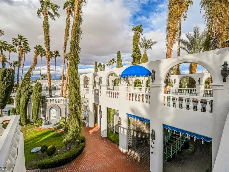 LasVegasLocally's tweet photo. Siegfried &amp; Roy's "Jungle Palace" on Vegas Drive has been listed for sale for $3 million. None of the tigers are included. https://t.co/0FoDjG9EKt