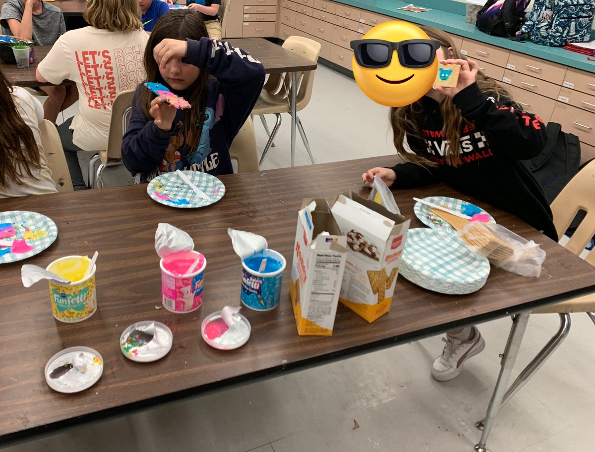 mrs_interdonato's tweet photo. Last week of @HorizonElem89 grades 3-5 art club and we mixed colored icing to make arty snacks! https://t.co/gYI3xfqNzt