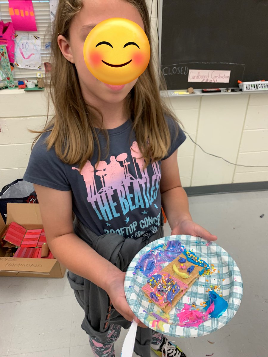 mrs_interdonato's tweet photo. Last week of @HorizonElem89 grades 3-5 art club and we mixed colored icing to make arty snacks! https://t.co/gYI3xfqNzt