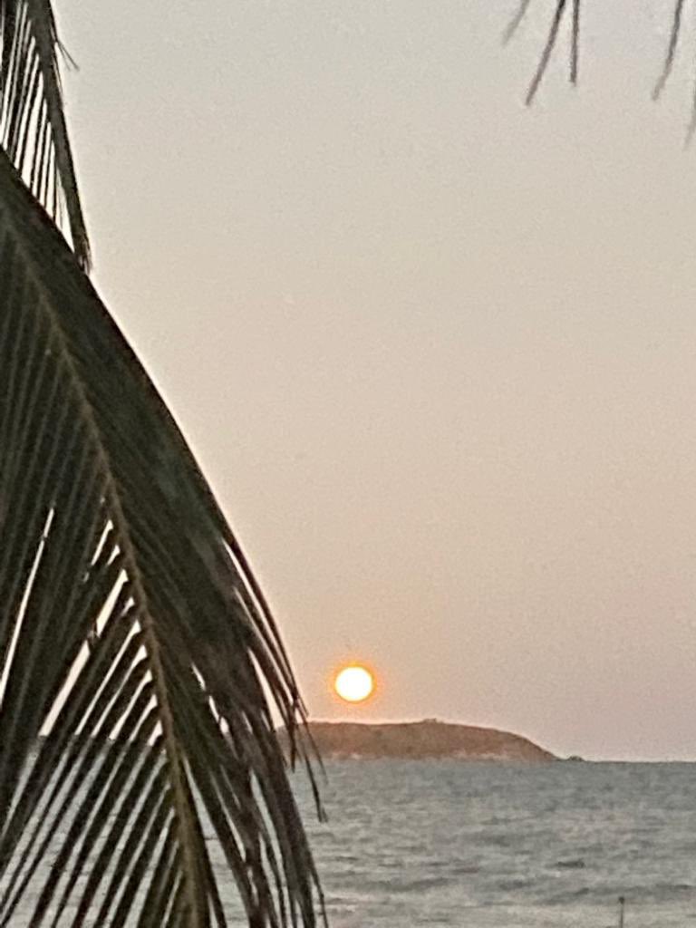 AWA_013's tweet photo. Agarra fuerte y lucha por las cosas q te hacen feliz y te llenan el alma…. ✨✨✨#PuertoRico #MoonLovers #atardardeceres #3millas 🇵🇷❤️🌕🌅 https://t.co/6eDrKafXb1