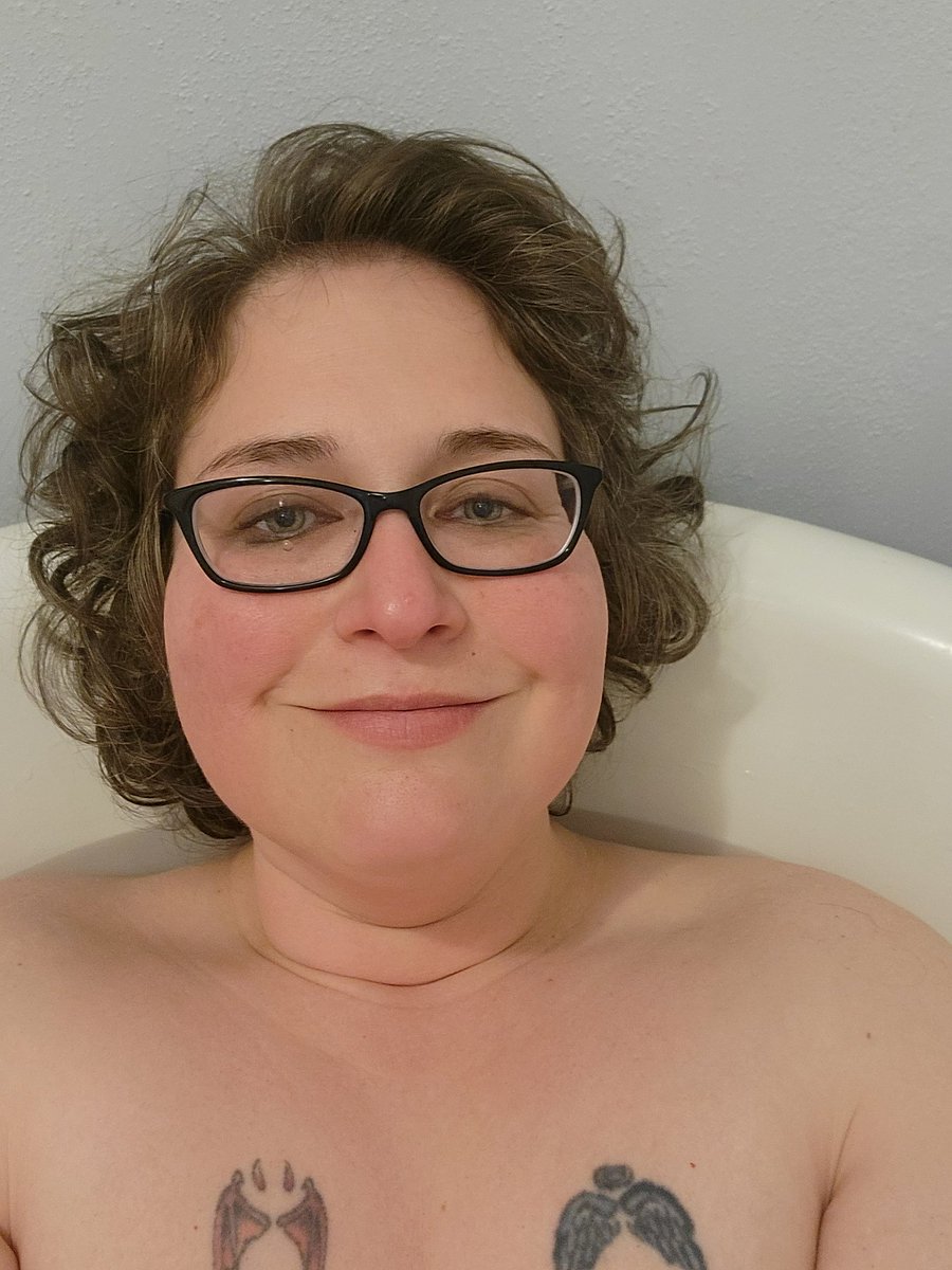 BeebsJoy's tweet photo. Tuesday nights are now being known as #TubTuesdays for me and Mr Turtle.  Nice warm soak and a evening spent relaxing.  #boxturtle  #turtlemom #selfcare #dayoff #MrTurtlesAdventures https://t.co/OAXuKIvg3E
