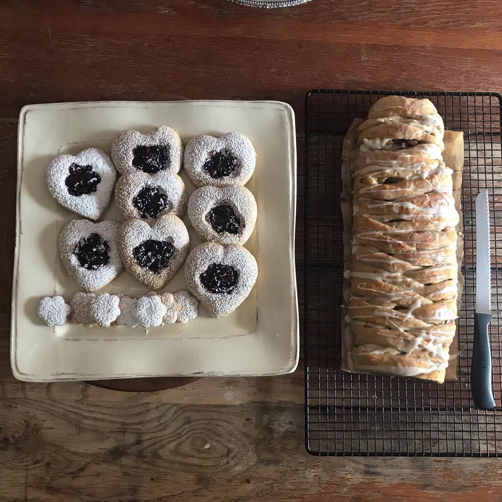 🍒Cherry Linzer Cookies
🍎 Apple Strudel instagr.am/p/CpgZn2hNP_0/